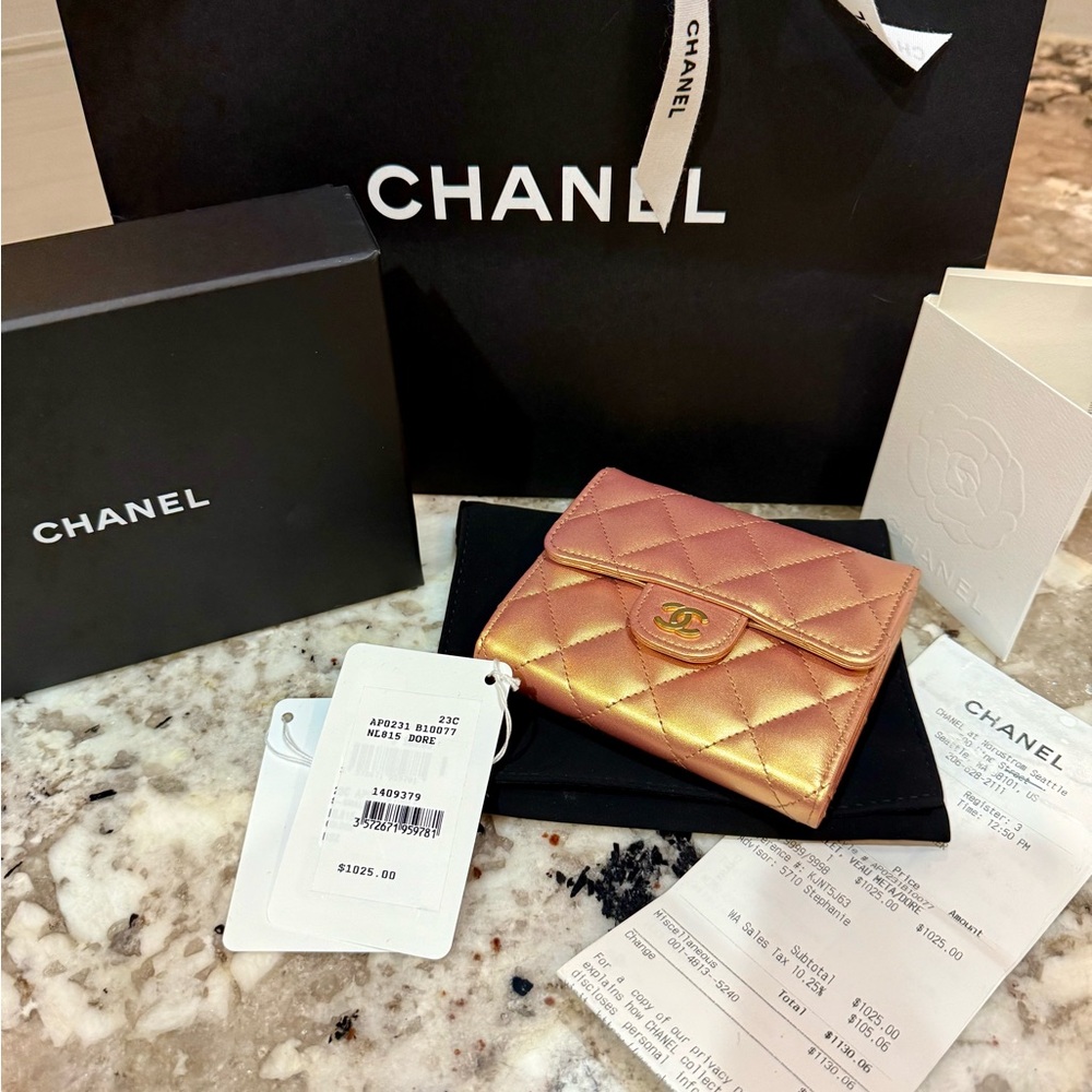 🥂AUTHENTIC 🥂Chanel Gold Quilted Wallet Luxurious Metallic Finish